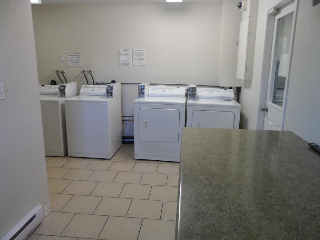Carmel Inn Prince George Bagian luar foto