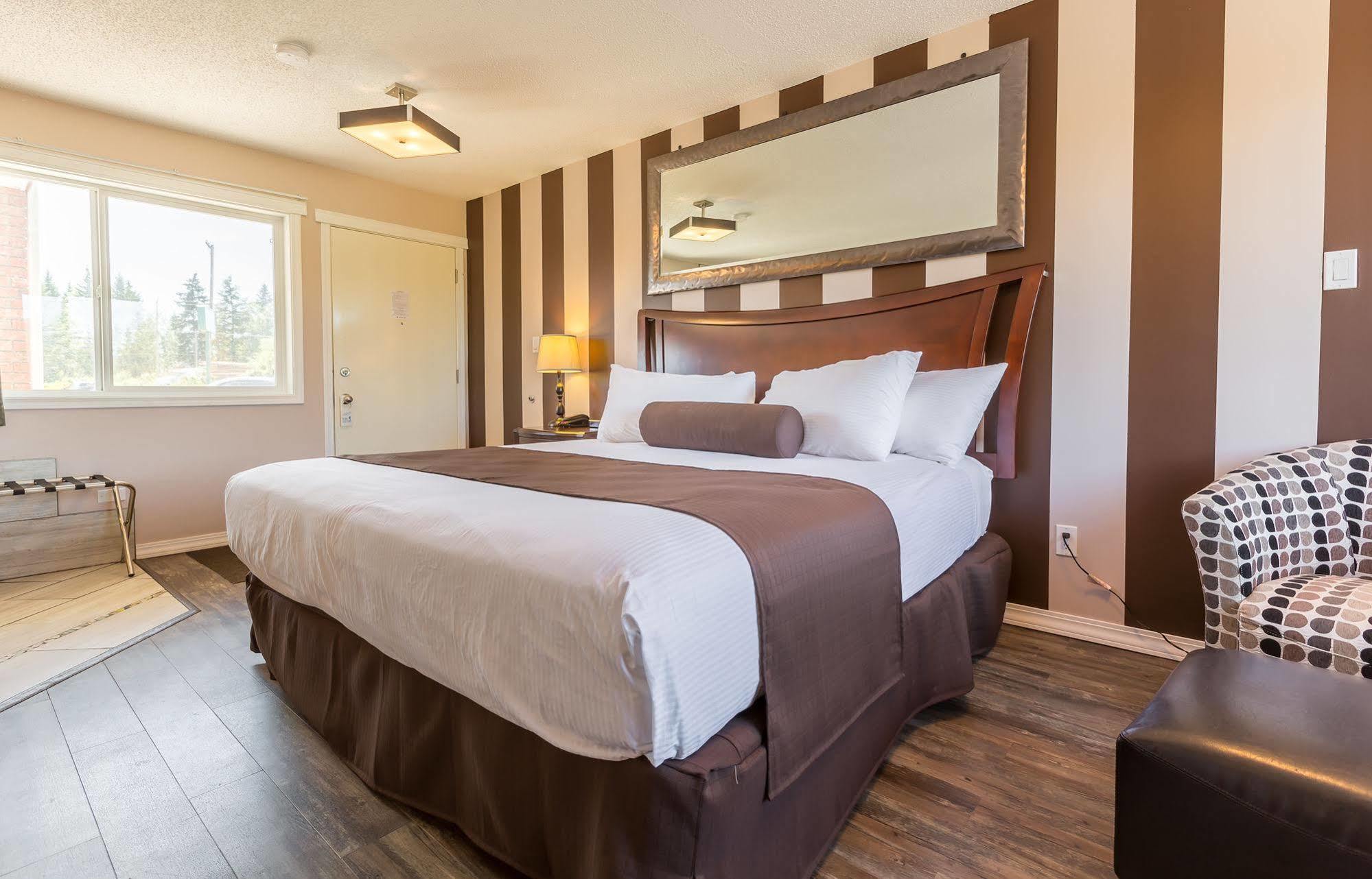 Carmel Inn Prince George Bagian luar foto
