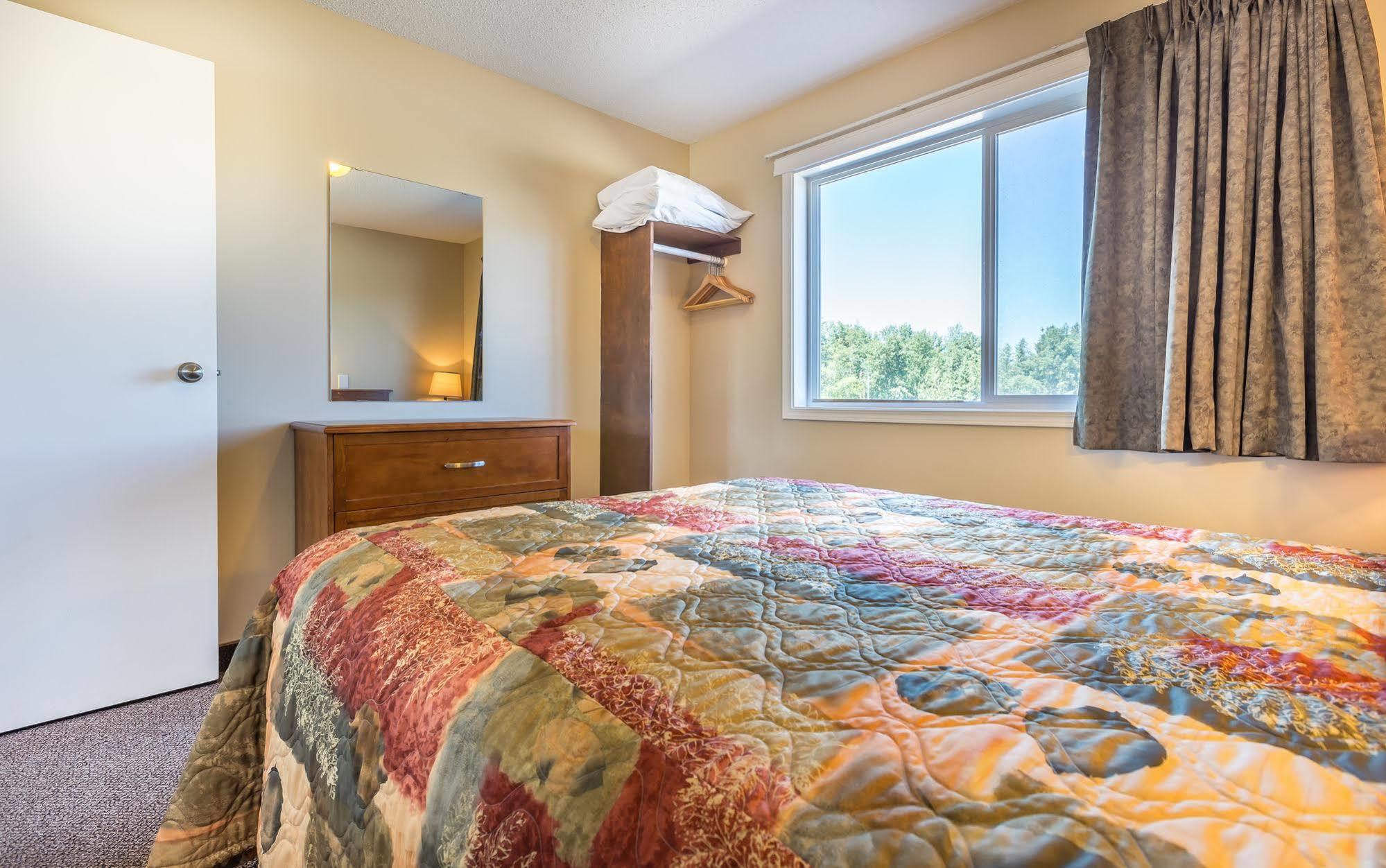 Carmel Inn Prince George Bagian luar foto
