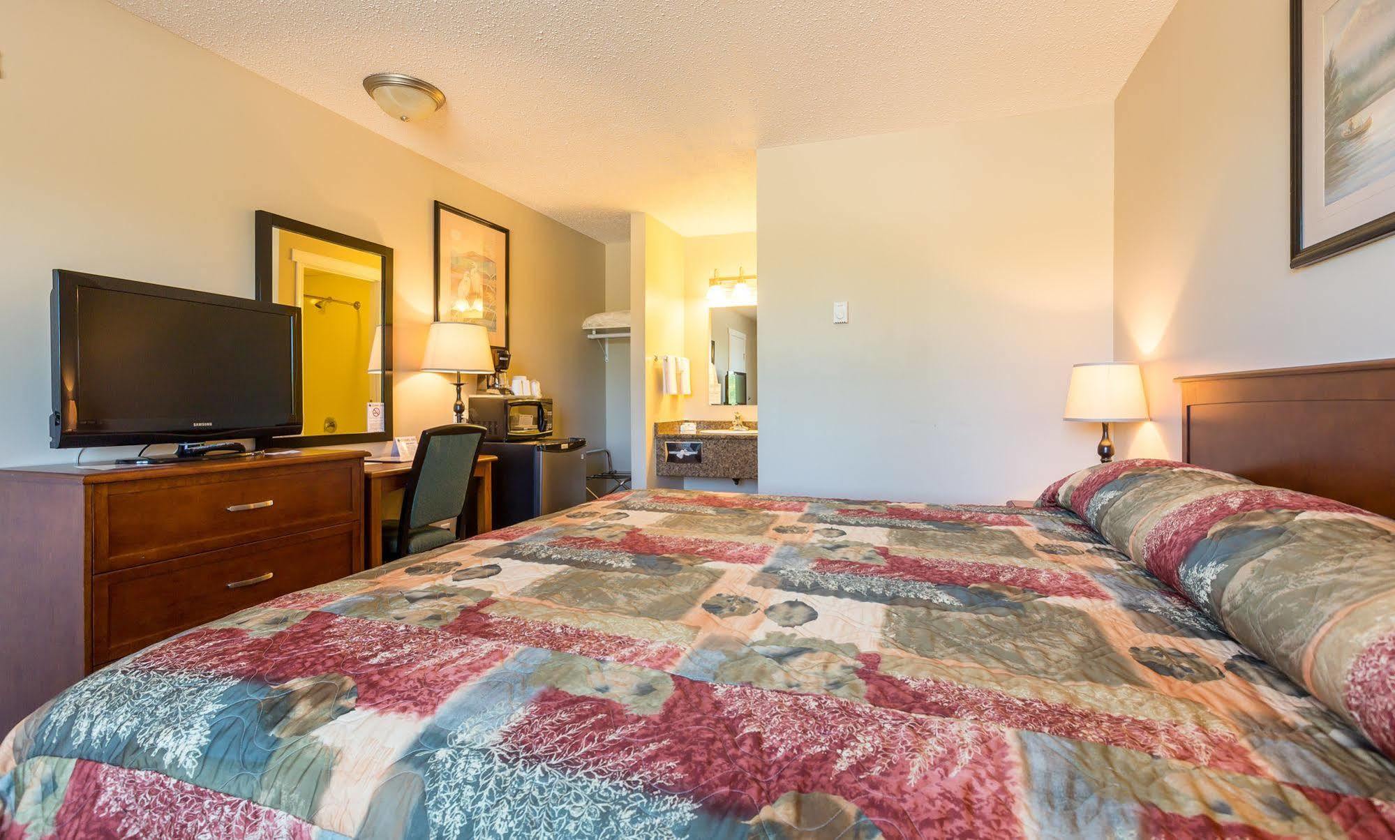 Carmel Inn Prince George Bagian luar foto