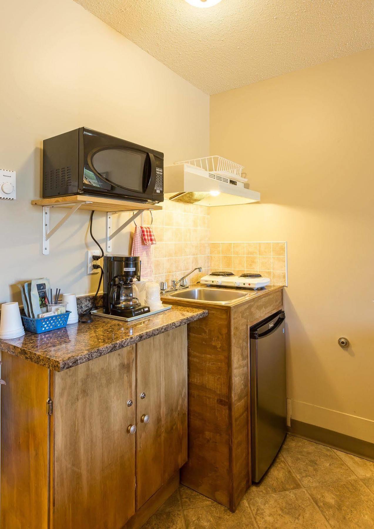 Carmel Inn Prince George Bagian luar foto