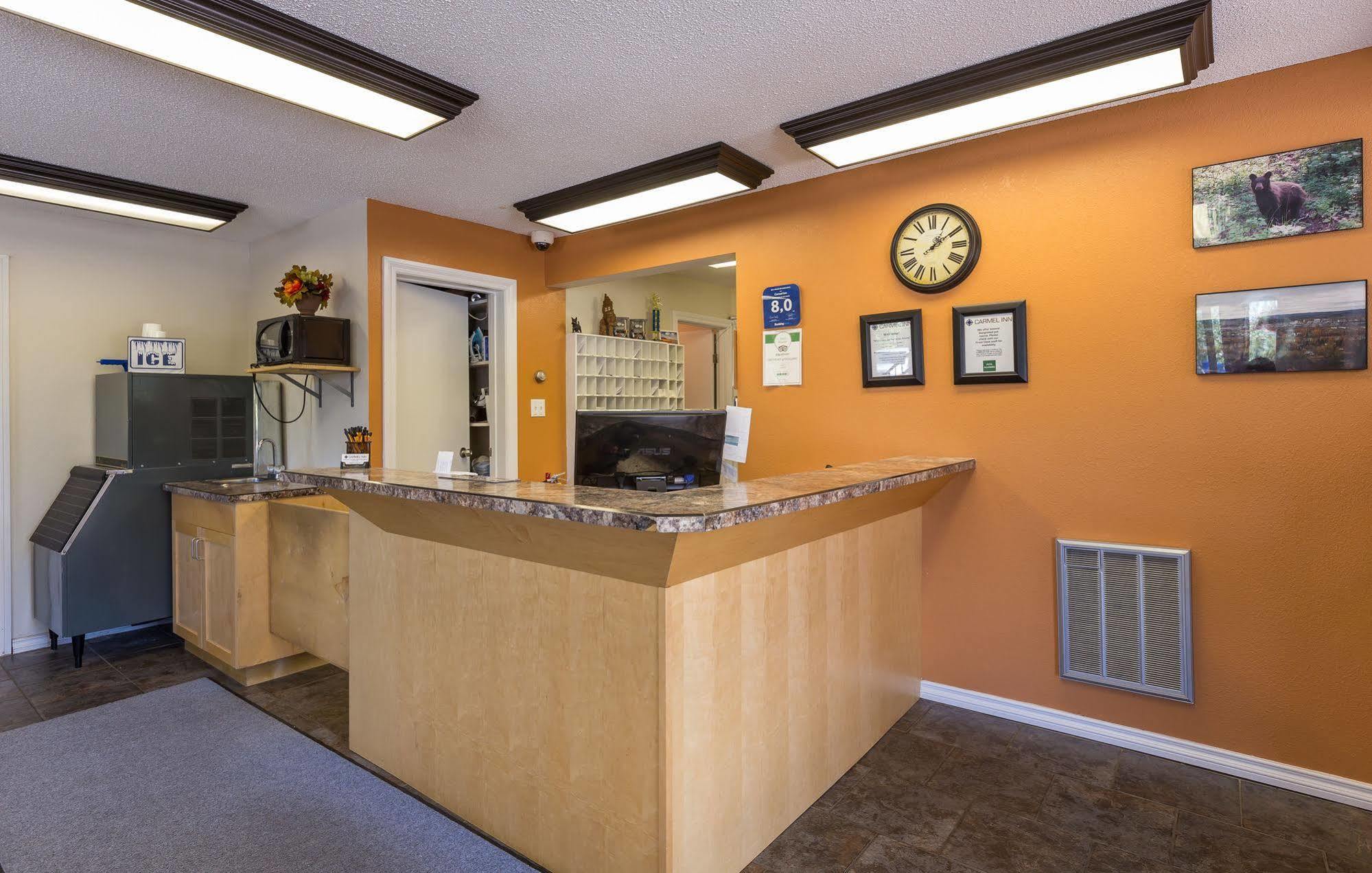 Carmel Inn Prince George Bagian luar foto