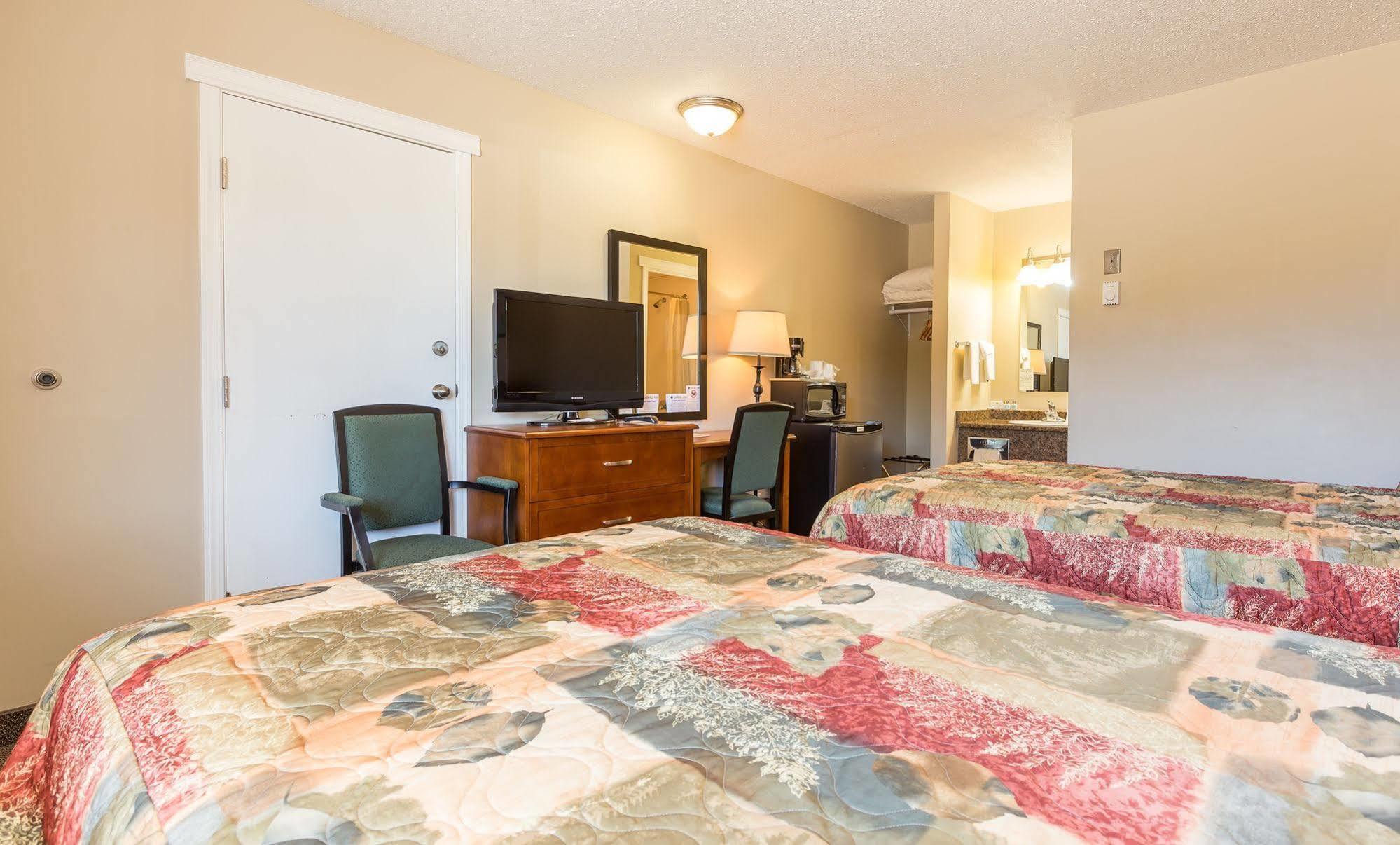 Carmel Inn Prince George Bagian luar foto